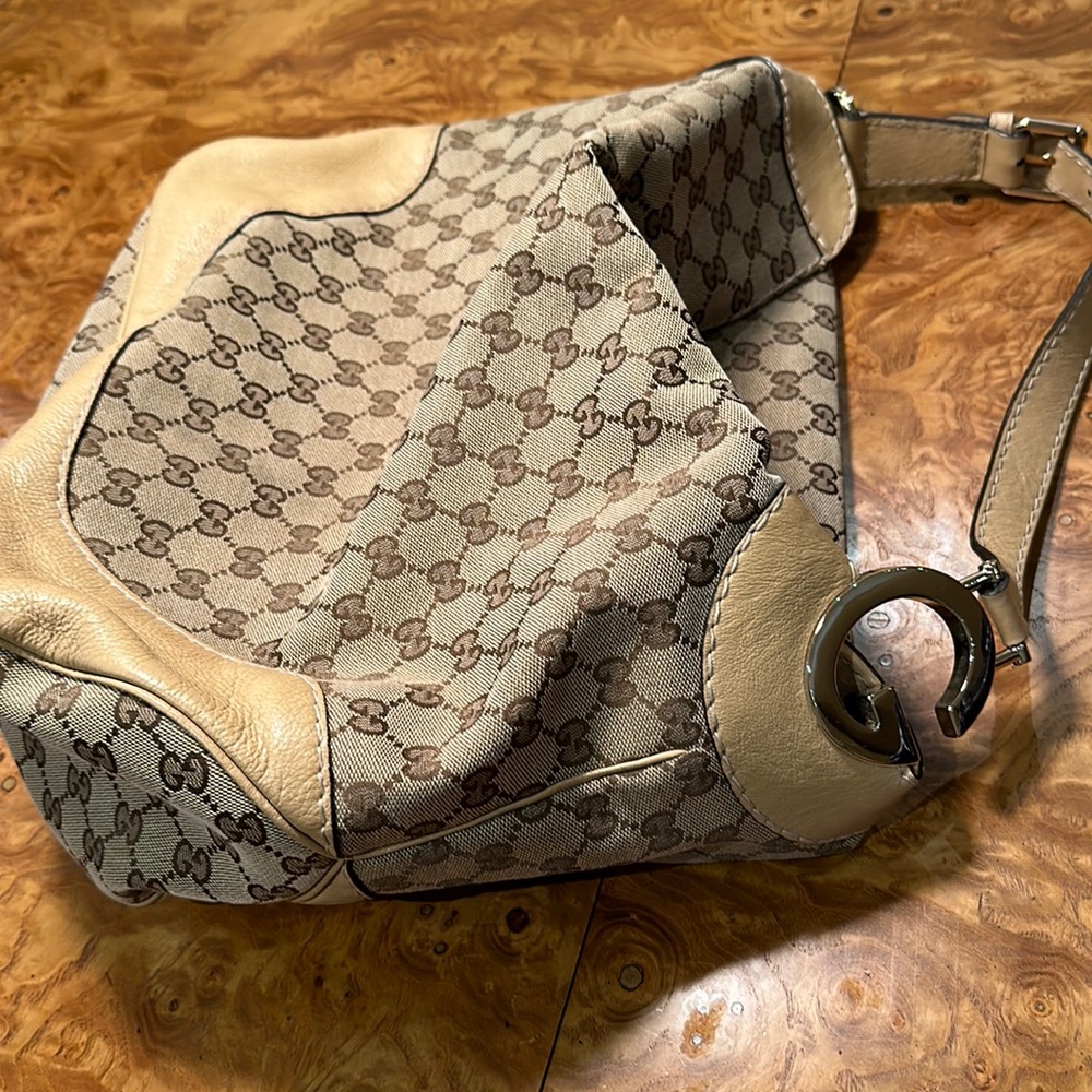 Gucci medium size shoulder bag with gold buckle